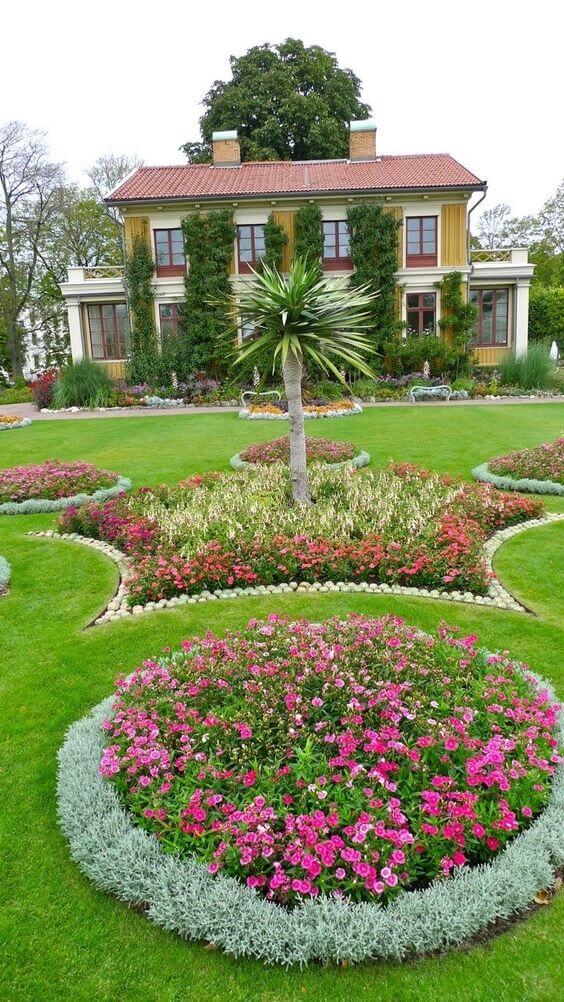 30 Great Inspirations Using Flowers To Spice Up Your Landscaping - 197