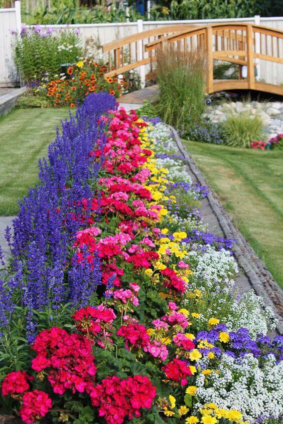 30 Great Inspirations Using Flowers To Spice Up Your Landscaping - 209
